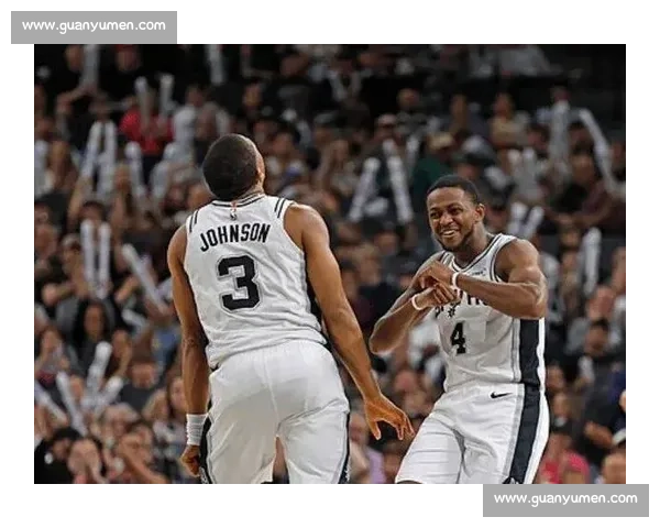 福克斯轻松写意空接暴扣,与球迷互动点燃现场激情